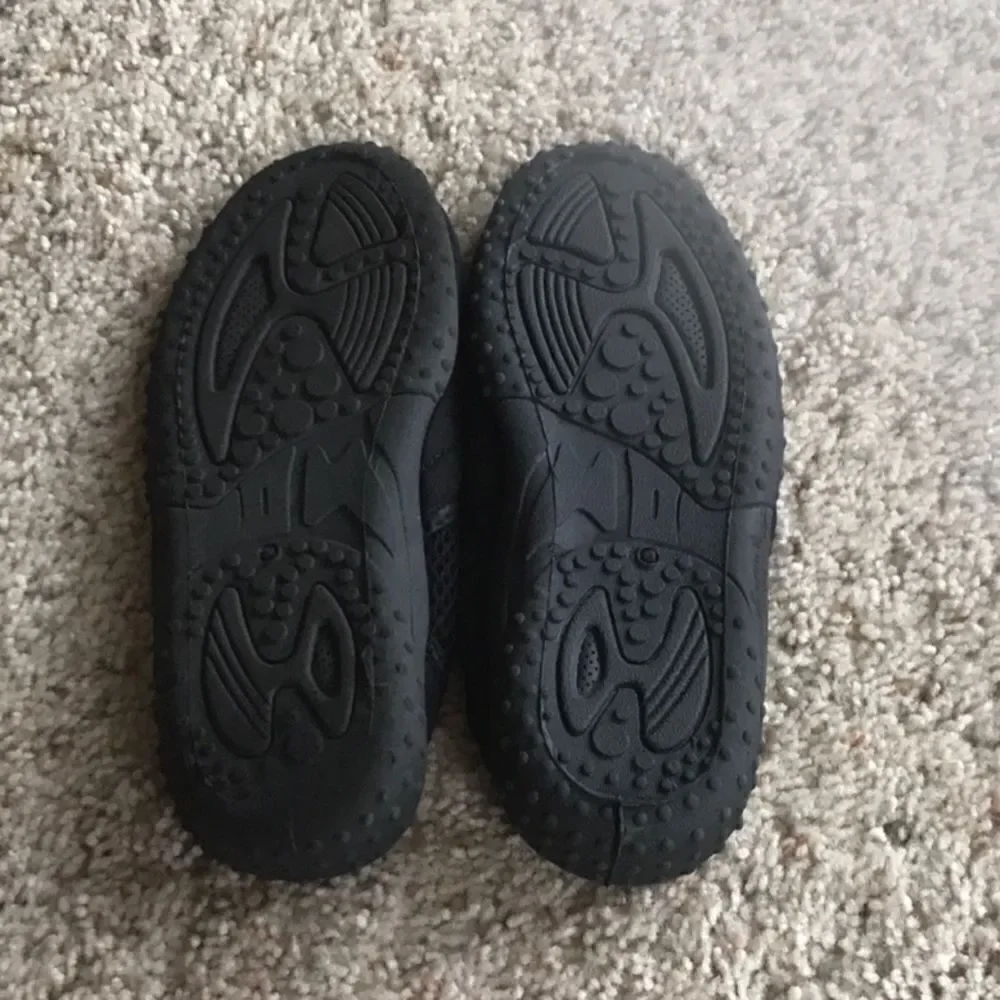 Boys Size Small (5/6) Swim Shoes 👟
